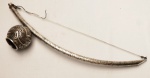 Berimbau de prata brasileira. Assinado Gerson - Bahia, cinzelado com flores. Marcas na peça. Medindo  35 cm. e pesando 112 gramas