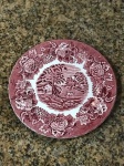 Antigo prato Inglês de coleção, circa 1900 em faiança nas cores marfim e vermelho com decoração no padrão Fazendinha. Med. 19 cm.