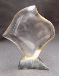 belíssima escultura confeccionada em  acrilico ou cristal sobre base de pedra; medindo 12 x 10 cm