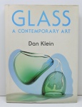 LIVRO - Glass - A Contemporary Art - Dan Klein, com 224 páginas. Capa e sobrecapa.