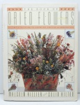 LIVRO - THE BOOK OF DRIED FLOWERS - A complete guide to growing, dryng & arranging - Malcolm Hillier and Colin Hilton. Livro com 192 páginas, ilustrado e com capa dura e sobrecapa.