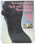 LIVRO - THE COMPLETE BOOK OF NUDE AND GLAMOUR PHOTOGRAPHY (1981) - By Michael Busselle. Livro com 224 páginas, ilustrado e com capa dura e sobrecapa. Manchas.