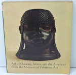 LIVRO - ART OF OCEANIA, AND THE AMERICAS FROM THE MUSEUM OF PRIMATIVE ART (1969). Livro com 656 páginas.