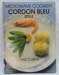 LIVRO -  MICROWAVE COOKERY CORDON BLEU STYLE - Val Collins (1986) - Livro com 117 páginas e ilustrado.