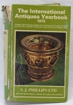 LIVROS - The international antiques year book 1973 - Capa dura- Ilustrado. Com 1055 páginas. Lombada no estado.