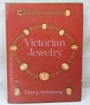 LIVRO -VICTORIAN JEWELRY - Nancy Armstrong (1976) - Livro com 157 páginas, capa dura e sobre capa e ilustrado. Marcas do tempo.