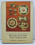 LIVRO - AN ILLUSTRATED ENCYCLOPEDIA OF BRITISH POTTERY AND PORCELAIN - Geoffrey A. Godden (1965)  - Livro com 390 páginas e ilustrado. Marcas do tempo.
