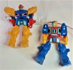 Brinquedo dois bonecos   Robôs ,anos 80 plástico japonês , Med. 11 x 8  cm articulado . lote (6)