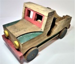 Brinquedo Jipe de madeira antigo , med . 22 x 9 x 11 cm