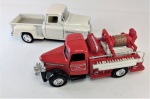 Miniaturas 2 carrinhos CHEVY 1955 E BOMBEIRO  ,  med. 12 X  5 cm , em bom   estado .
