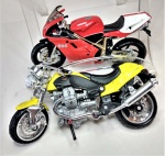 Miniaturas 2 motos  , med. 12  x 6 cm ,em bom   estado . (1)