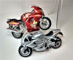 Miniaturas 2 motos  , med. 12  x 6 cm ,em bom   estado . (4)