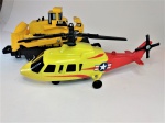 2 Miniaturas  Helicóptero e vagão c/ escavadeira  ,  med.21 x 6  x 8 cm , em bom  estado .
