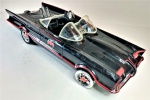 Raro carro do Carro Batman , med .30 x 11 cm , com uma roda solta , para colecionadores de plantão.