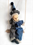 Antiga  boneco palhacinho trapezista em Biscuit   , med.50 x 13  cm ,no total com a corda em excelente estado , para colecionadores de plantão .