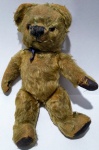 Raro e Colecionavél Urso TEDDY ,em pelúcia  (entre 1915 e 1930 ) , c/ 34cm de alt x 24x8cm de dtroEm 1989, Ian Pout de Teddy Bears deu L12.100 (um recorde mundial) para Alfonzo, um urso Seteiff vermelho de propriedade de uma princesa Russiam. Em 1996, Ian deu uma quantia mais alta para Aloysius, a estrela de 'Brideshead Revisited'. preços excepcionais para ursos excepcionais.