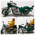 2 miniaturas Motos , 1 de ferro verde c/5x9cm de dtro  , 1 de plastico com ferro e motociclista 7cm x 8,5 cm de dtro  , para colecionadores de plantão .