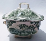 Antigo peça em louça no estado - representando paisagem de castelos  - com 12 x 13 x 11 cm em tons verde .