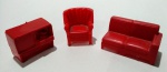 3 miniaturas em brinquedo , tv , poltrona e sofá , anos 80 , vermelho tv 4x3cm de dtrosofá 3x6cm de dtro poltrona 4x3,5 cm de dtro