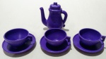 Brinquedo miniatura , Jg xícaras lilas , compondo 4 peças , em plastico anos 80, bule com 7x6cm  pires 6x6cm xícara 4x2,5 cm