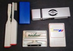 Raro Lote da AIR FRANCE COM PREGADOR DE PAGINAS DE METAL 12x3cm , KIT BARBEADOR E PÓS BARBA, KIT ESCOVA DE DENTE E GILETE COM PÓS BARBA Para Colecionadores De Platão.