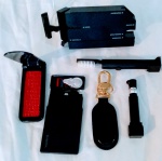 VARIG , Lote, 1 Chaveiro em couro negro com dourado  ,1 estojo negro compacto /gilete c/ kit costura e calçadeira , 1 calçadeira  ,1 kit costura ,  para colecionadores de plantão.