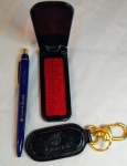 VARIG , Lote, 1 caneta azul , 1 chaveiro em couro negro c/dourado , 1 calçadeira c/tira pelos  , para colecionadores de Plantão .