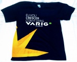 Rara camiseta VARIG , em azul marinho , detalhes em amarelo e laranja , tamanho M , para colecionadores de plantão.