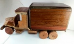 Grande  Caminhão  baú em madeira totalmente artesanal , med.49 x 18 x 24 cm , em bom estado ,.