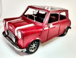 Carro em lata decorativo , Austin Mini é eleito carro inglês mais importante da história  ALL THE CARS , med. 29 x 14 x 12 cm , em ótimo estado ,..