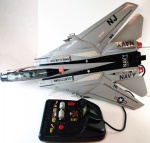 Brinquedo Avião com controle para reposição  de peças , med . 54 x 40 cm , no estado .