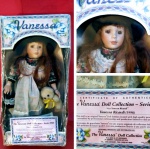 Linda Boneca em Biscuit , VANESSA RICARDI ( 1998 ) ,de  Coleção , na caixa lacrada , com certifico , com 50 x 26 x 13 cm .