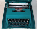 Maquina Datilografá anos 70 , ( OLIVETTI STUDIO 45 ) com maleta original cor verde , completa , falta limpeza , c/37 x 35 .