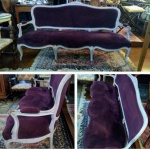 Sofá Namoradeira Antiga Luis XV , 3 Lugares laqueado cinza ,  c/veludo vinho , em bom estado mas precisa reparos conforme o gosto do cliente ,  med.1,82 x 59 x 93 cm de alt .