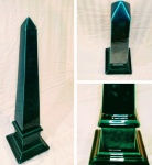 Grandioso Escultura Obelisco em cerâmica verde mata , med. 20 x 20 x 70 cm de alt , peça chamativa deixando seu ambiente rico .