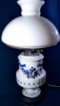 Raro e antigo abajur em louça inglesa, na cor branca com detalhes em azul cobalto e flores em relevo com detalhes rococó. Funcionando. 22 x 22 x 55 cm de altura.