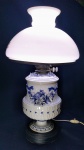 Raro e antigo abajur em louça inglesa, na cor branca com detalhes em azul cobalto e flores em relevo com detalhes rococó. Funcionando. 22 x 22 x 55 cm de altura.