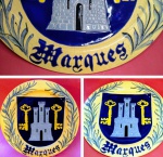 Belo Prato Brasonado em cerâmica , Marques , com 33 x 33 cm