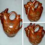 Botija em Cerâmica de Maragogipinho, representando Boi ou vaca , com 27 x 15 x 30 cm de alt São peças artesanais pintadas com tauá (barro vermelho depurado), de refinado acabamento e decoradas com motivos florais em tabatinga (argila branca), que ultrapassam sua função utilitária e se constituem, sobretudo, em objetos decorativos.A produção de cerâmica dá sustentação econômica e social ao distrito de Maragogipinho, com suas olarias ao longo do Rio Jaguaripe.