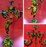 Belíssimo candelabro em metal dourado, representando anjo. Rico trabalho rococó. 5 velas. 51 cm de altura x 30 cm de diâmetro.