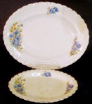 2 travessas , maior c/30 x 25 , menor c/ 22 x 13 cm , em louça Inglesa .com pequenos bicados ,..