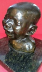 Busto de criança chorando em bronze , com base em mármore, 18 cm de altura x 12 x 13 cm de diâmetro.