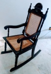 Confortável Cadeira de Balanço - estilo Colonial - com palhinha Indiana - em bom estado - com 53 x 50 x 1,7 cm de altura.