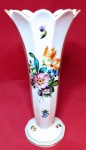 Belo vaso em porcelana HEREND - HUNGARY - pintura floral , med. 11 x 11 x  22 cm , peça de coleção.