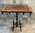 Graciosa mesa de canto em Jacarandá SEC.XIX , NO ESTILO INGLÊS , med. 57 x 43 x 71 cm . restaurada .moveis retirada é de responsabilidade do comprador.