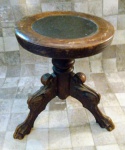 Antigo banco de Piano SEC.XIX  , med.36 x 36 x  47 cm ,  em madeira nobre, com suporte redondo, finamente emoldurado, e 3 pés finalizados em patas, assentadas. Haste esculpida, motivos fitomorfos ondulados bem conservado.