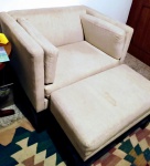 Bela poltrona do papai da BRETON  modelo claire, cor bege , med.92 larg. x 78 prof. x 78 cm de alt , e a banqueta 80 x 48 x 45 cm de alt . em ótimo estado . retirada de moveis fica a responsabilidade do comprador.