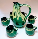 Bela Jogo jarra com 6 canecas ,  anos 50 em cerâmica verde , Jarra c/15 x 12 x 20 cm caneca c/ 8 x 6 x 7 cm