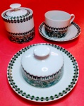 Três peças anos 70 da porcelana REAL , Mantegueira med 16 x16 x 6 cm , Açucareiro med .9 x 9 x 11 cm , xícara c/pires de chá .