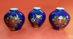 Três miniaturas de vasos em porcelana azul cobalto bojudos , med . 5 x 5 x 5 cm